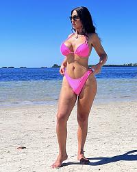 Click image for larger version. 

Name:	bulge 1 Angela Stone twitter Fc8_LfzWIAEMUds.jpg 
Views:	545 
Size:	127.3 KB 
ID:	1439514